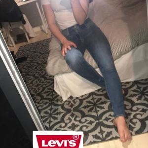  - Levis jeans i modellen 711 skinny. Ger en fil form på rumpan och har en väldigt fin jeans färg. Jeansen är använda vid 2 gånger vid kortare tillfällen. Är som nya. Köpta i new york i somras