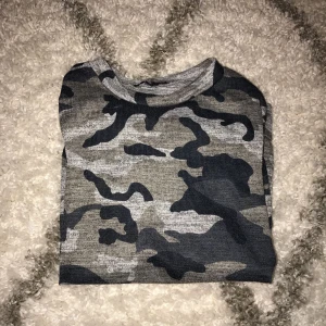  - En lite oversized camo tröja i S. I och med att den är lite oversized skulle den nog passa M också. Aningen knottrig men annars i perfekt skick (se bild 3). Kommer inte till användning längre därav säljer jag den.