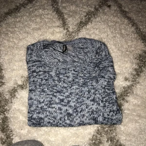 - En blåstickad långärmad tröja från HM. Fick som julklapp men hade redan en liknade så den här har aldrig kommit till användning😊
