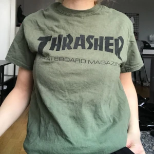  - T-shirt från thrasher i storlek S. Väl använd men i bra skick! Möta upp i Stockholm annars tillkommer fraktkostnad! 