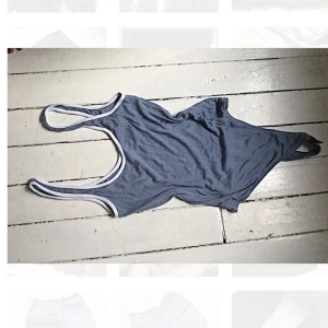  - Body ifrån Asos. Aldrig använd.  Jag kan mötas upp i Göteborg men kan även skicka varan, men då står köparen för frakten.  Säljer MASSOR av grejer nu så kika gärna in på vad jag mer säljer! 🌸  Förlåt för dåliga bilder! Min kamera har svårt att fokusera så har använt framkameran på mobilen på vissa bilder! 