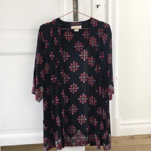  - Jättefin tunn kimono med fickor köpt på Urban Outfiters. Den är öppen och faller sååå fint, skitsnygg till ett par svarta byxor och över ett linne tex. 🌹