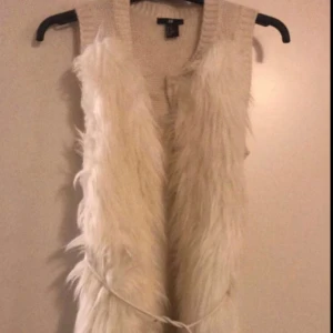  - Säljer en sticks väst fr h&m med fejkpäls på framsidan.  Kan skickas men då står Du får frakten. 