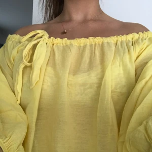  - Gul blus som funkar lika bra off-the-shoulder och som en vanlig topp då det bara är att justera snörena, frakt tillkommer 🏄‍♀️