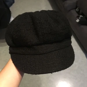  - Varm keps köpt Åhlens.   Material: 90% polyester 10% ull, foder: 65%polyester och 35%bomull  Köparen står för frakten✨