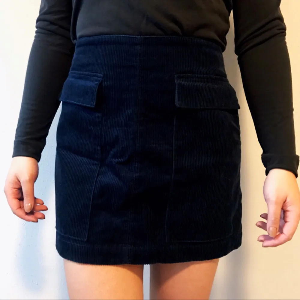 Mörkblå kjol i Manchester tyg från Zara i storlek 36 säljes för 50kr, frakt tillkommer. Betalning sker via swish. . Kjolar.