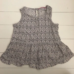  - Jätte fin tröja ifrån Indiska, sällan använd. Säljer för att den tyvärr är för liten. Ganska lös passform. Köpare står för frakten