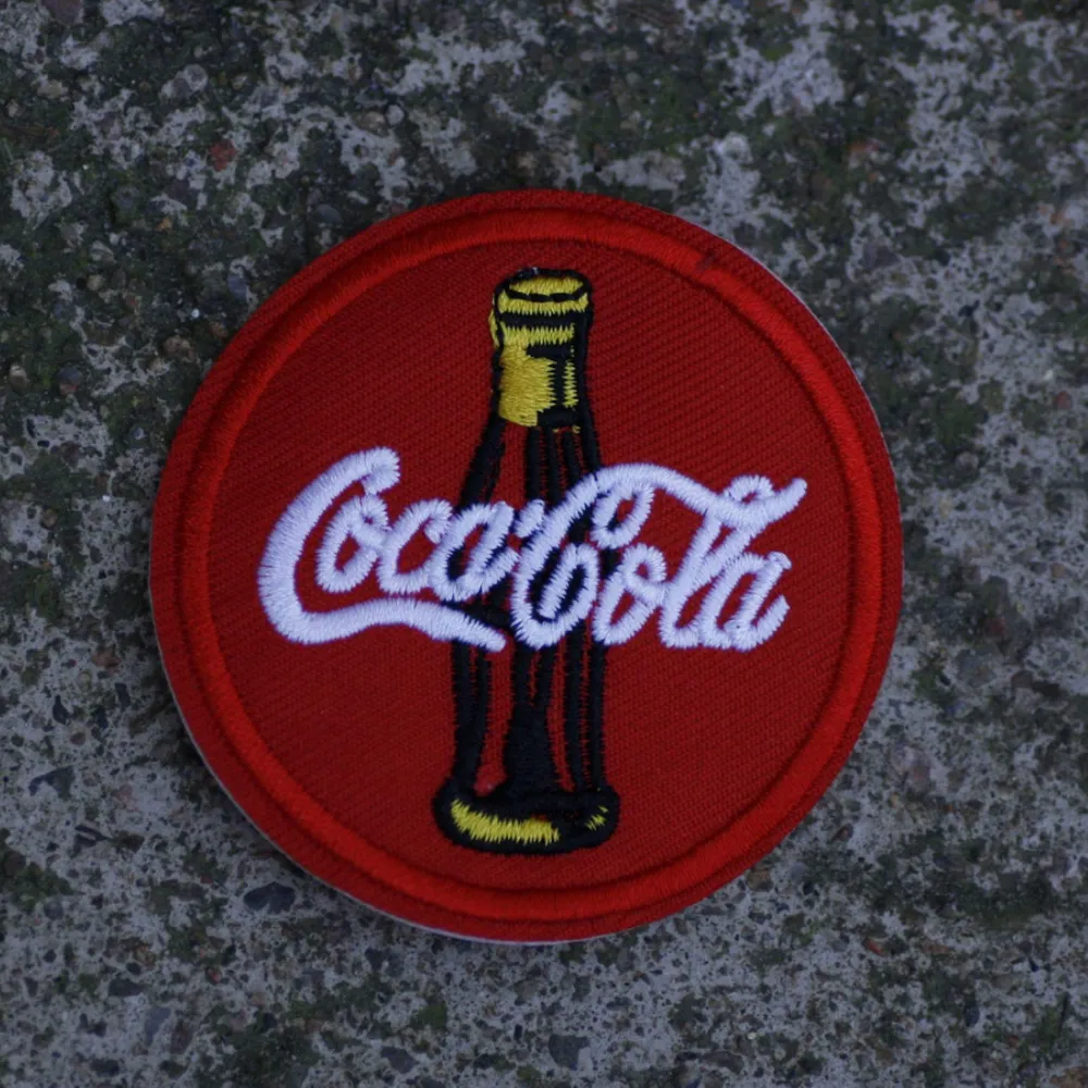 Tygmärke där det står Coca Cola. 29   kr inkl frakt! Ca 6x6cm går att stryka på det mesta 🦁. Accessoarer.