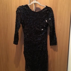  - Snygg festlig paljett klänning från Nelly! Endast använd en gång. Sitter väldigt snyggt med öppen rygg! 🎉 Köparen står för frakt. 