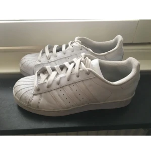  - Vita adidas superstar. Använda en del men fortf i fint skick. 