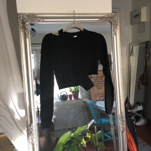  - Croppad topp från H&M med utskurna detaljer på axel och sida. Kan mötas upp i Halmstad eller posta, då tillkommer frakt. 