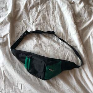 Urball bumbag köpt på secondhand. Köparen står för frakt och betalar via swish :)