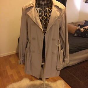 -  Snygg beige trenchcoat 👌🏼 Står ej för frakt 