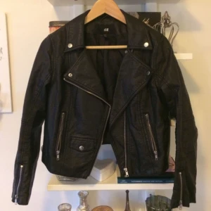  - Snygg skinnjacka (fejk) från H&M. Fint skick!