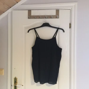  - Blått linne i blues tyg och me snygga veck. 