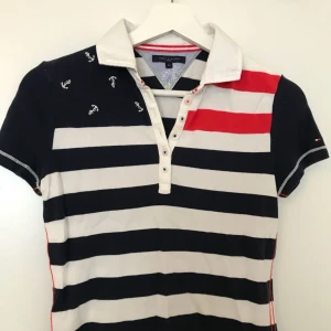  - Fräsch piké från Tommy Hilfiger i storlek XS men kan även passa en S. Betalning sker via swish, köparen står för frakt👍🏼