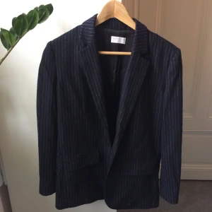  - Skitsnygg kritstrecksrandig blazer från weekday! Väldigt mörkt blå, nästan svart. Ca 50% ull. Perfekt som vårjacka och jättesnygg att matcha med t.ex svart polo under!!