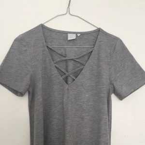  - T-shirt med detaljer samt A-form i storlek S. Köparen står för frakt✨