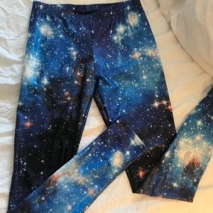  - Träningsbyxor som har galaxy tryck. Jättesköna och fina! 45kr frakt