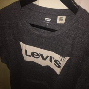 En oanvänd Levis T-shirt! Säljer pga för stor för mig! Näst intill oanvänd!
