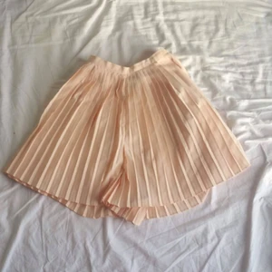  - Omsydd shorts-kjol i fin pastell. Jag är en XS och har därför sydd ner den. Dock kan den sprättas upp igen om en vill ha den S (36) du står för frakten, men möts gärna upp också🌸
