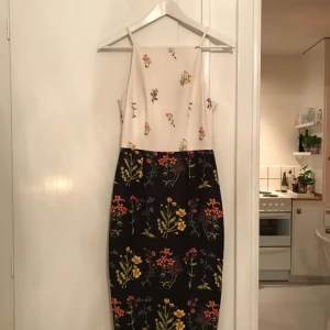  - Klänning från HM. Behöver sys ihop lite i ena sidan, se bild. Möts upp i Sthlm eller skickar mot fraktkostnad. 