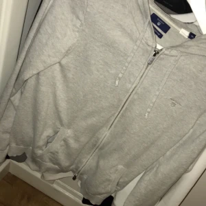  - Hoodie med dragkedja från Gant. Köptes på Gant i Frölunda torg i början av 2017. Nypris 1200kr    Snyggare i verkligheten, dålig bild kan ta ny om så önskas. Den är litet nopprig Tunnare plagg skönt på varma somnar dagar.     Använd fåtal gånger.