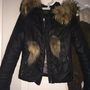  - En hollies jacka från kollektionen Alvaro. 