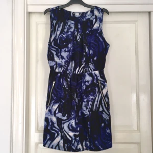  - Klänning i storlek M. Endast använd en gång! 👗 📍 Hämtas i Hornstull eller skickas mot att köparen betalar frakten! 💌