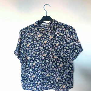  - Somrig blus från Pull&Bear!! sjukt luftig och skön, den har en slits i ryggen för extra luftighet, och ett sjukt gulligt blommigt mönster. kan mötas upp i Sthlm med swish annars betalat köparen frakt! 