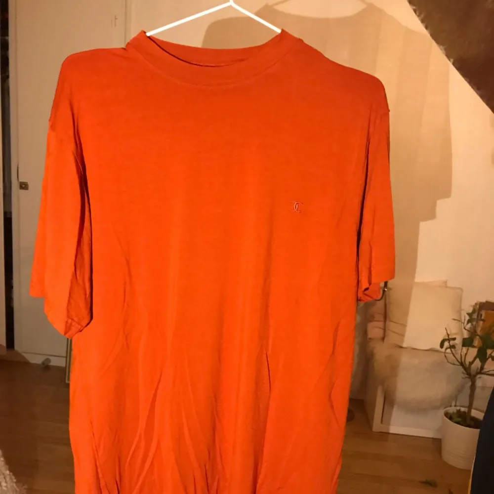 Orange t-shirt köpt här på plick ☺️🍊. T-shirts.