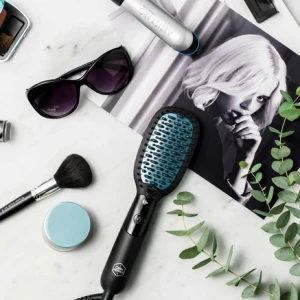  - Använd tre gånger, i princip ny. Köpt för 599 kr. Har kartong kvar. Säljer endast för att jag inte plattar håret längre. Det ultimata 2-i-1 stylingverktyget Brush & Straight kombinerar fördelen av en plattång och hårborste.