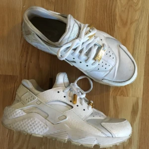  - Nike huarache med unika gulddetlajer! Köpte av bloggaren Johanna Fingal. Hennes namn finns ingraverat på gulddetaljerna. Dock har en lossnat som det stod Johanna på.  inget man tänker på! Se bild 3. märkta strl 38 men passar 36/37