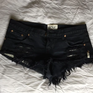  - Mörkblå shorts från One Teaspoon