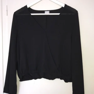  - Svart snygg blus. Köparen står för frakten.
