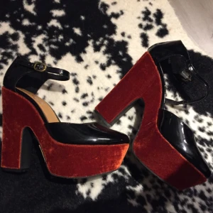  - 💥Platåklackskor💥 med roströd sammet från märket tiamo! Höga snygga klackar i bra skick, bara provade. Fräscha, enbart några slitningar vid bandet där man knäpper ihop skon. (Se bild 3). Frakt tillkommer! 