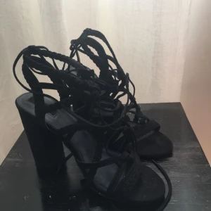  - Svarta klackar köpta i somras på forever 21. Använda en gång, säljes pga jag har ett par nästan likadana 😊 köparen står för frakt eller så kan jag mötas upp i Stockholm ⭐️