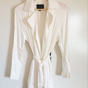 - Säljer en vit tunn kappa! Är i bomull så den går att använda både som jacka och tröja! Den är vit hel och fin! Köparen står för frakten! 