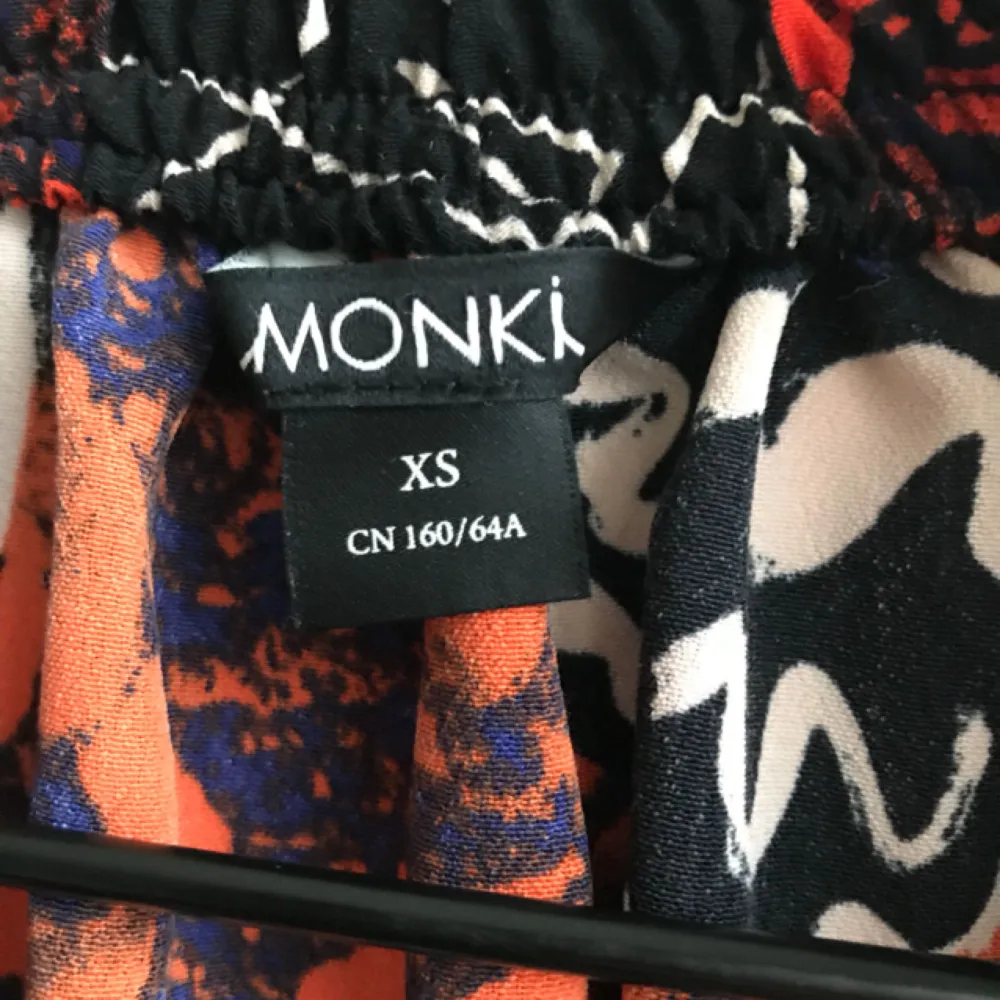 Lån kjol från Monki med fina fickor på sidorna. . Kjolar.