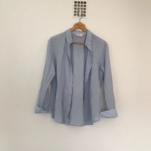  - Ljusblå skjorta i skönt tyg
