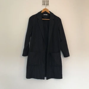  - Mörkblå randig höst-/vårjacka i mjukt tyg! Använd 1 gång 🌚 Nypris: 499 kr 