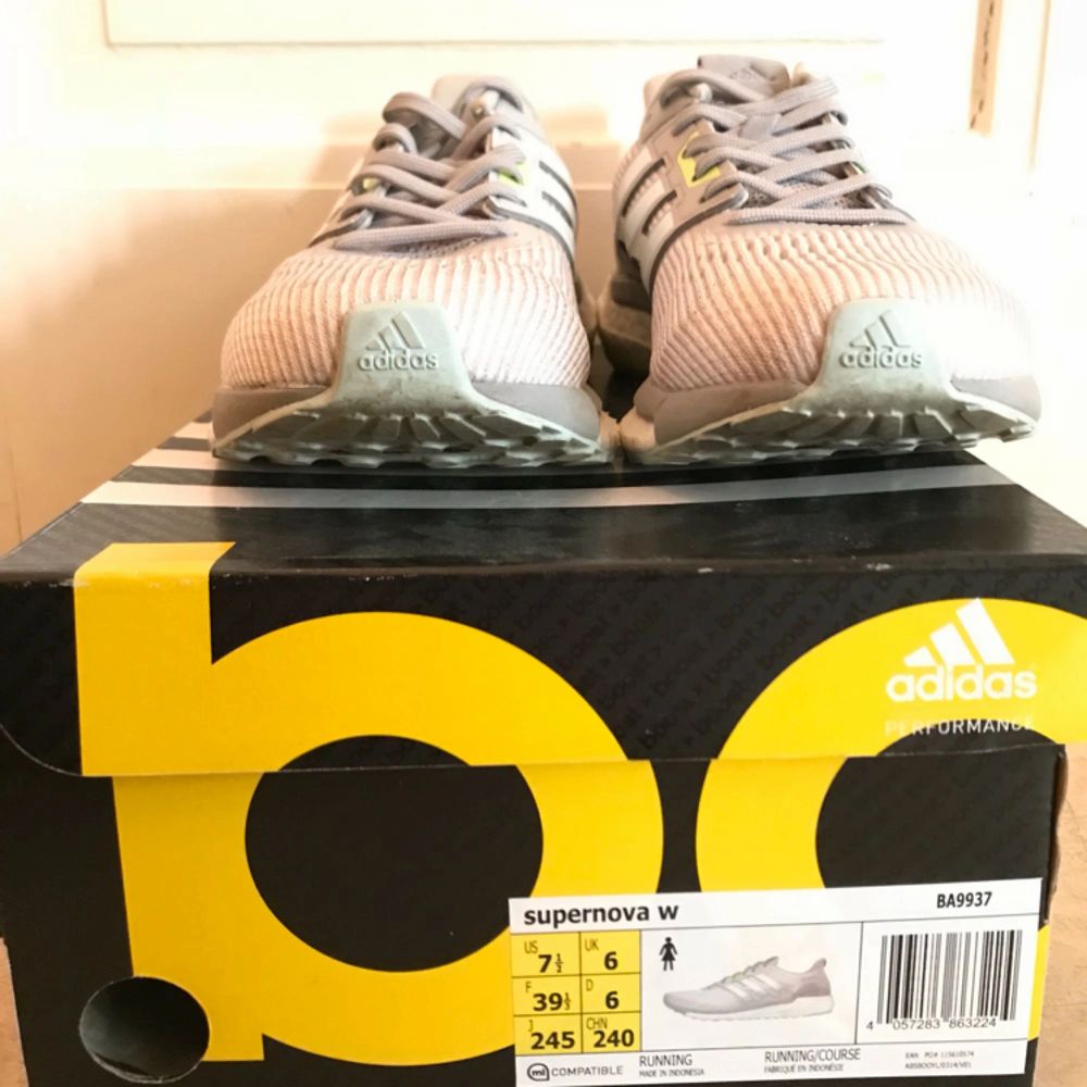 SUPERsköna löparskor!! Adidas supernova- med ultrasköna boost-sulan med en tunn mellansula i hårdare plast för mer stabilitet och Continentalgummi under för bästa grepp oavsett väglag. Fin ljus färg och storlek 39 1/3. Jag har endast sprungit med dem 4 ggr sedan har dem legat i kartongen. Nypris på dem här är 1799:- så passa på :D . Skor.