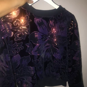  - En superfin cropped sweatshirt med paljetter från Zara. Använd en gång, så princip ny. Köparen står för frakten