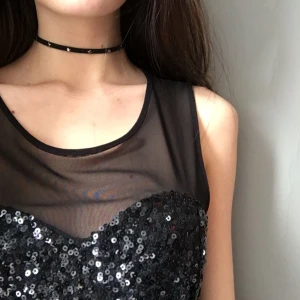  - Byxdress med paljetter och mesh upptill. Dragkedja bak. Shortsen har fickor. Möts upp i Stockholm! :)