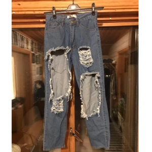  - Jeans med massa hål, aldrig använda👖  Det står storlek L i dom med det är storlek 34 och midjan är ca 28-27 beroende på hur man vill att dom ska sitta. Kan fixa mer mått om du är intresserad.  Kan skickas men då står köparen för frakt. 48kr inte spårbart, 58kr spårbart. 📮  Det finns katter i hemmet 🐈