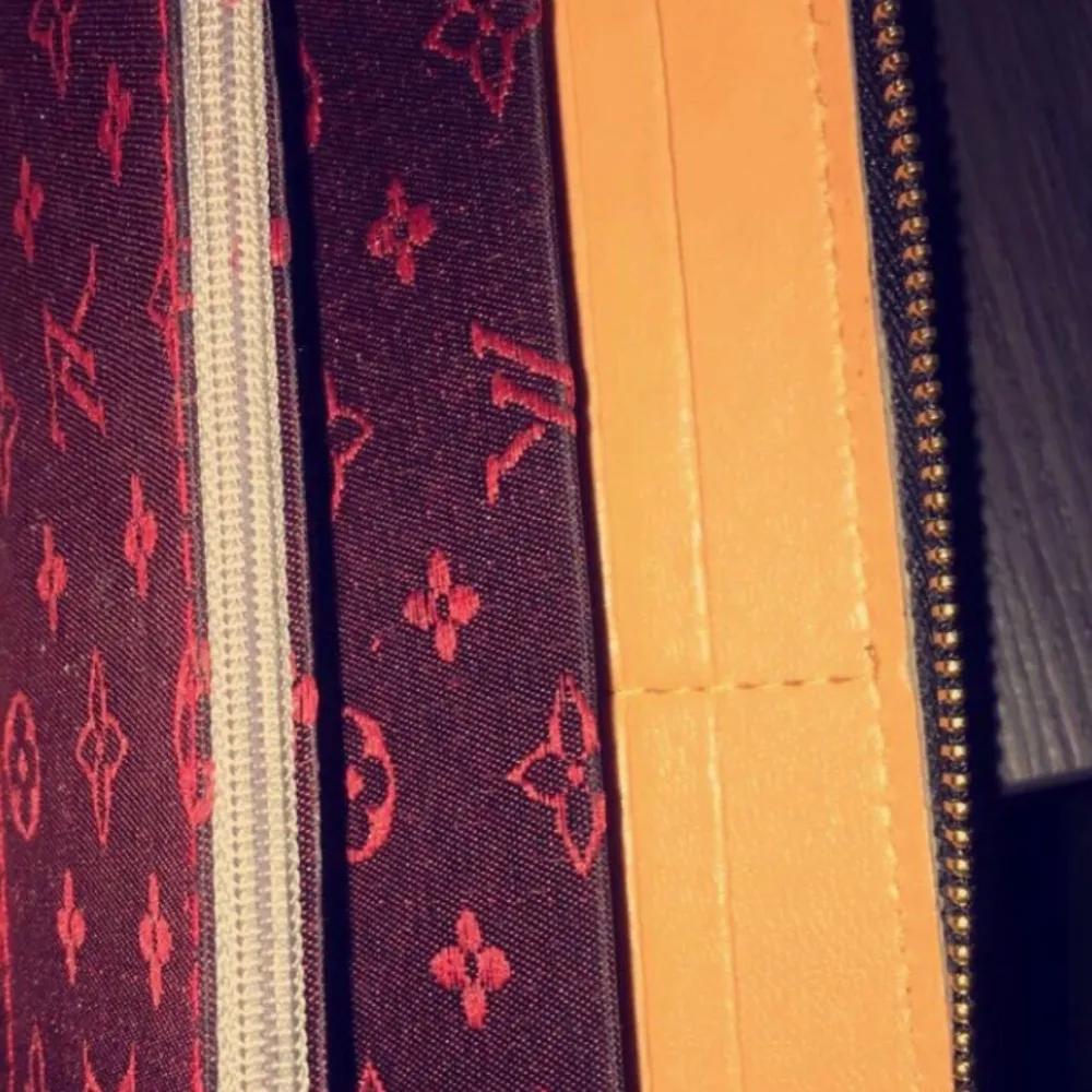 Louis Vuitton plånbok . Väskor.