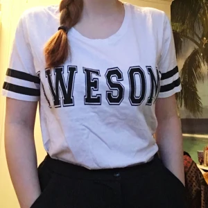  - Jag säljer min awesome t-shirt som behöver lite kärlek. Framtill står det som sagt ”AWESOME” och på baksidan står det 74. Kan fraktas. Betalning sker via Swish. ✨