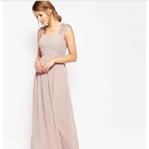  - Jättefin klänning, köptes till min bal men blev aldrig använd. Nypris ca 1000kr. Priset är förhandlingsbart.
