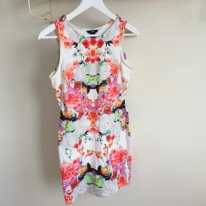  - Sommarklänning i nyskick från h&m! 
Stretchigt bekvämt material. 
Passformen är tajt, en fodralklänning. 

Frakt 35kr ✨✨ jag har svisch ✨