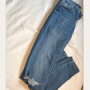  - Högmidjade blåa Jeans. I fint skick och frakten ingår inte. Om ni har några mer frågor skicka PM så svarar jag🙂